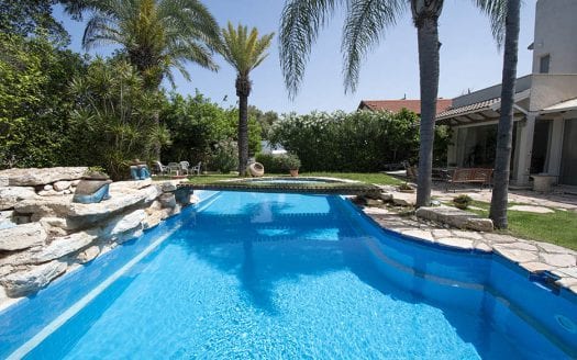 למכירה וילה במיקום מעולה -מערב הרצליה פיתוח