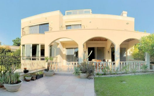 למכירה וילה בהרצליה פיתוח