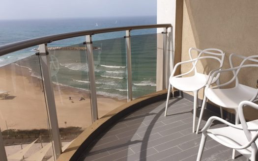 להשכרה דירה משופצת בהרצליה פיתוח