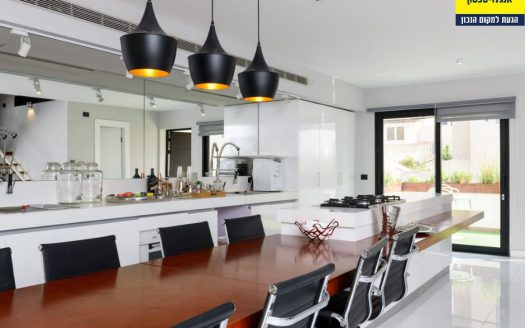 למכירה וילה מודרנית במרכז הרצליה פיתוח