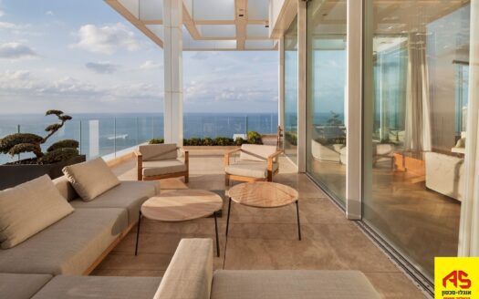 למכירה בבלעדיות פנטהאוז מפואר ומושקע בנתניה