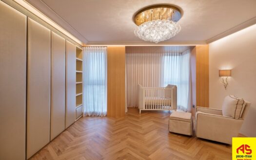 למכירה בבלעדיות פנטהאוז מפואר ומושקע בנתניה