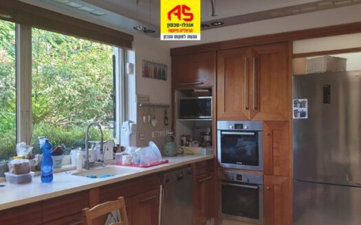 להשכרה וילה + בריכה בנוף ים