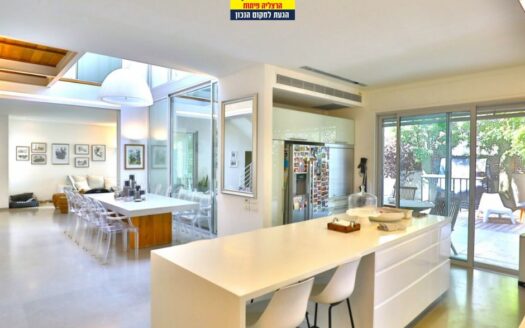 למכירה בית עם בריכה ברשפון