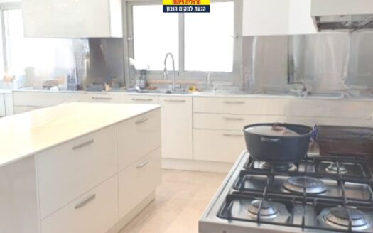 למכירה בית עם בריכה בהרצליה פיתוח