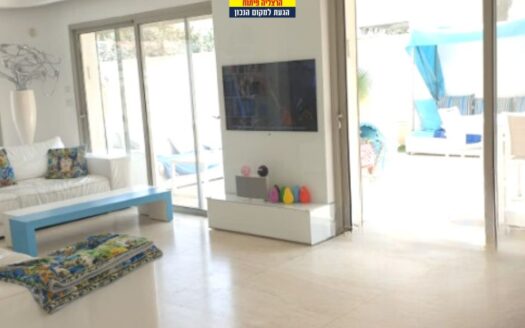 למכירה בית עם בריכה בהרצליה פיתוח