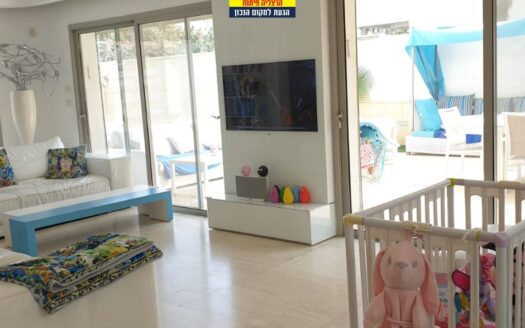 למכירה בית עם בריכה בהרצליה פיתוח