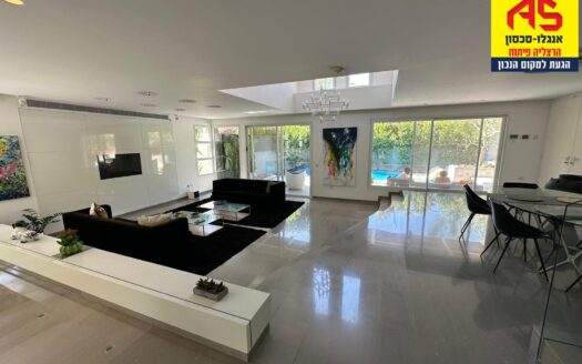 למכירה בית מעוצב עם בריכה בהרצליה פיתוח