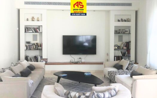 למכירה! בית פרטי בהרצליה פיתוח, על מגרש של דונם!