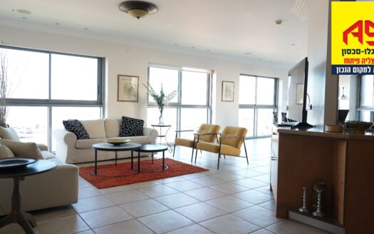 למכירה -דירה קו ראשון לים