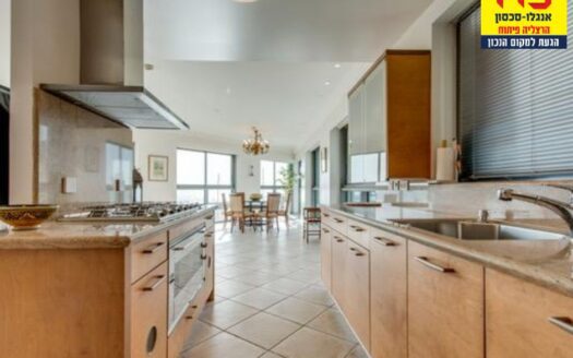 למכירה -דירה קו ראשון לים