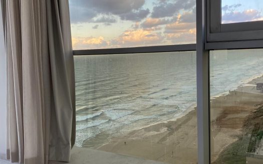 דירה מדהימה חזיתית לים בהרצליה פיתוח !