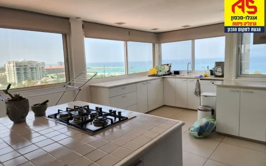 להשכרה דירה מרוהטת עם נוף לים !