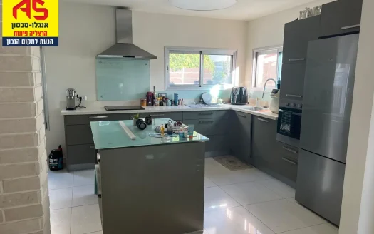 למכירה בית עם בריכה בהרצליה פיתוח!