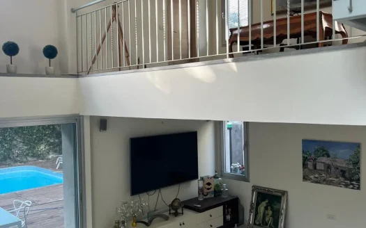 למכירה בית עם בריכה בהרצליה פיתוח!