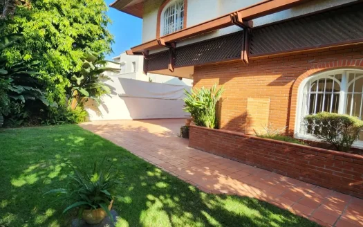 להשכרה במיקום מרכזי וילה מרווחת ומטופחת !