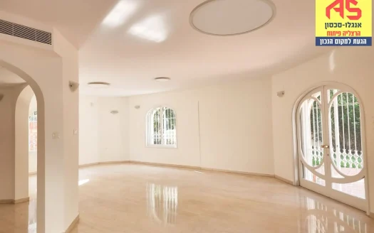 להשכרה במיקום מרכזי וילה מרווחת ומטופחת !