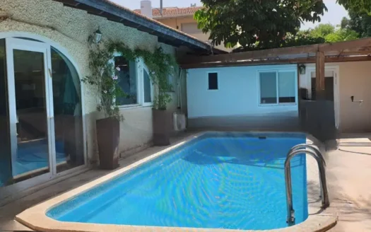 להשכרה בהרצליה פיתוח !