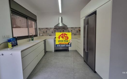 להשכרה בהרצליה פיתוח !