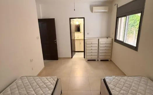 להשכרה במיקום מבוקש בית עם בריכה בהרצליה פיתוח!