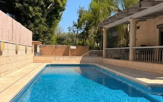 להשכרה במיקום מבוקש בית עם בריכה בהרצליה פיתוח!